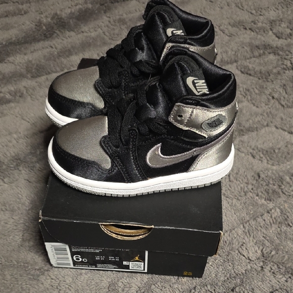 Jordan 1 High Kids Metallic Black Sneakers - Picture 1 of 6